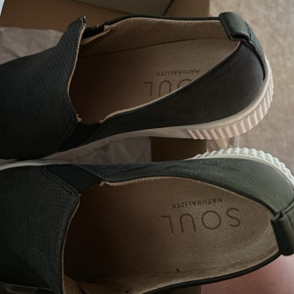 NWT women’s 8.5 Naturalizer black turner platform sneaker - Picture 4 of 6